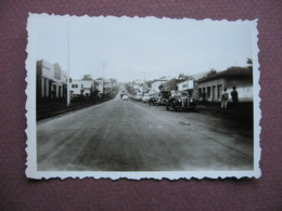 Pas CPA / Mais PHOTO FORMAT  60 X 88 Mm CONGO BUKAVU Ex COSTERMANVILLE Rue Principale 1949 VOITURES  RARE - Autres & Non Classés
