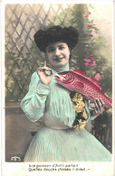 CPA  Carte Postale France  Une Dame Et Son Poisson: Si Ce Poisson Parlait Quelles Douces Choses Il Dirait  VM62146 - 1er Avril - Poisson D'avril