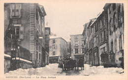 SAUGUES (Haute-Loire) - La Place Antique Sous La Neige - Saugues