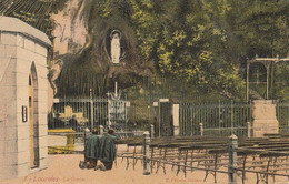 LOURDES. - La Grotte. Belle CPA - Holy Places