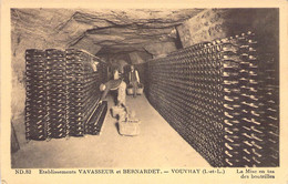 CPA Thèmes - Métiers - Etablissements Vavasseur Et Bernadet - Vouvray - Indre Et Loire - La Mise En Bouteille - Animée - Industry