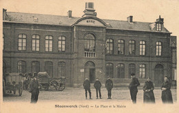 Steenwerck * 1904 * La Place Du Village Et La Mairie * Villageois - Autres & Non Classés