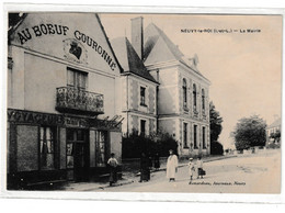 CPA Neuvy-le-Roi - La Mairie - Avec Restaurant "Au Boeuf Couronné" En Très Beau Plan - Neuvy-le-Roi