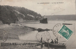 Landévennec La Rive De Penforn ( Col Le Doaré )  Navire Militaire , Animée Avec Barque Femmes Hommes Gr - Landévennec