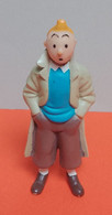 Tintin : Figurine Tintin Avec Son Imperméable Et Mains Dans Les Poches De Son Pantalon ( Voir Photos ). - Tim & Struppi