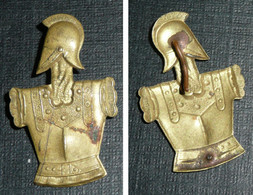 Rare Insigne En Laiton Embouti, Cuirasse Armure Casque - Armée De Terre