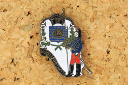 Réduction Insigne 1° Régiment De Dragons Fixation Pin's Métal Doré Cloisonné Peint - Armée De Terre