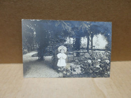 CESSENON Ou Environs  (34) Carte Photo Enfant Dans Un Parc D'une Propriété - Sonstige & Ohne Zuordnung