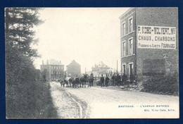 Bastogne. L'avenue Mathieu. Hôtel Du Commerce. Hôtel Des Voyageurs. Attelages, Passants. Pub. Kobs-Wolvert. 1910 - Bastogne