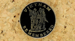 Réduction Vétérans De La Guerre Du VietNam " VIETNAM REMEMBERED " Fixation Pin's Métal Doré EMAIL - Armée De Terre