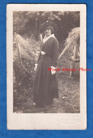 Delcampe - CPA Photo - Beau Portrait D'une Jolie Jeune Femme - Robe Mode Chapeau Sac à Main - R. Callet Photographe Paris - Mode