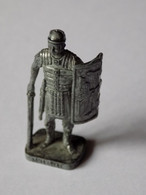 KINDER - FIGURINE EN METAL - SOLDAT AVEC BOUCLIER - Figurines En Métal