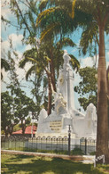 Cpsm 9x14. (97) LA GUADELOUPE. Basse Terre . Le Monument Aux Morts - Basse Terre