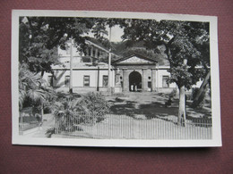 CPA PHOTO ILE DE  LA REUNION  ST SAINT DENIS  Ancien Hopital Militaire Avec Buste Du Docteur Auliffe 1953 RARE PLAN ? - Saint Denis