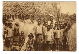 Conge Belge    Le R.P. Cuylits S.J. Avec Ses Aides-constructeurs De Notre Orphelinat - Belgisch-Congo