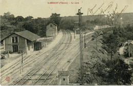 Saint Benoit, La Gare, !!! Légende En Rouge - Saint Benoit