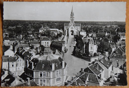 53 : En Avion Au-dessus De Gorron - Mairie Et Vue Générale - Vue Aérienne - CPSM Format CPM - (n°25390) - Gorron