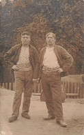 CPA - Carte Photo - Hommes Se Tenant La Main - - Fotografie