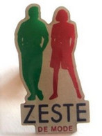 Z263 Pin's Pin'ups ZESTE DE MODE DESMAZIERES Vêtement à Lagardelle-sur-Lèze Haute-Garonne Achat Immédiat - Pin-ups