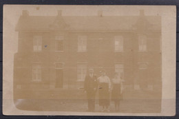 VIEILLE CARTE PHOTO * RENAIX - RONSE * - FAMILLE DEVANT MAISONS - Ronse