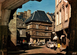 Dinan - La Rue De L'apport - CITROËN 2 CV Voiture Ancienne Auto - Dinan