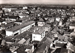 17060 En Avion Au Dessus De VIC En BIGORRE  L' Ecole Communale     ( 2 Scans ) 65 - Vic Sur Bigorre