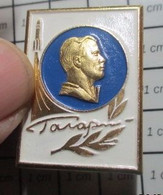 URSS23 Pas Pin's MAIS BROCHE OU BADGE / RUSSIE / URSS COSMONAUTE GAGARINE Mais Le Peuple Réclamait De La Margarine !! - Space