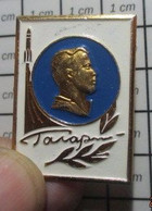 URSS23 Pas Pin's MAIS BROCHE OU BADGE / RUSSIE / URSS COSMONAUTE GAGARINE Mais Le Peuple Réclamait De La Margarine !! - Space