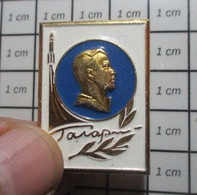 URSS23 Pas Pin's MAIS BROCHE OU BADGE / RUSSIE / URSS COSMONAUTE GAGARINE Mais Le Peuple Réclamait De La Margarine !! - Raumfahrt