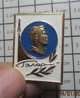 URSS23 Pas Pin's MAIS BROCHE OU BADGE / RUSSIE / URSS COSMONAUTE GAGARINE Mais Le Peuple Réclamait De La Margarine !! - Espace