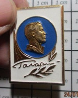 URSS23 Pas Pin's MAIS BROCHE OU BADGE / RUSSIE / URSS COSMONAUTE GAGARINE Mais Le Peuple Réclamait De La Margarine !! - Ruimtevaart