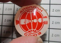 URSS23 Pas Pin's MAIS BROCHE OU BADGE / RUSSIE / URSS Misssion Spatiale Conjointe APOLLO ET ?? - Space