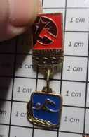 URSS23 Pas Pin's MAIS BROCHE OU BADGE / Origine RUSSIE / URSS Comme Une Médaille NAGEUR NATATION - Natación