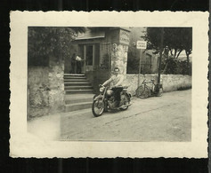 Photo Personnage Sur Moto 1953 Restaurant Les Palmiers A St Sylvestre 10 X 7 Cm - Motos