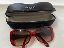 OCCHIALI DA SOLE USATI VOGUE DA DONNA VO 2843-S MISURE 56-16-135 CON CUSTODIA. - Gafas/Lentes De Sol