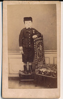 Photographie Ancienne CDV Portrait Enfant Avec Légion D'Honneur Décoration Photographe Emile De Saint Louis Paris - Anonieme Personen