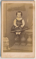 Photographie Ancienne CDV Portrait Enfant Jeune Fille Et Sa Poupée Photographe Berthault à Angers - Personas Anónimos