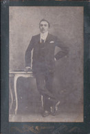 VIEILLE PHOTO * HOMME RICHE EN COSTUME AVEC TABLE - MEUBLE * - 16 X 11CM - Old (before 1900)