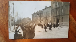 Bar De L'avenir Et Bar Du Capitole , Mais Dans Qu'elle Ville , à Situer , Cavalcade Et Carnaval - Cafés