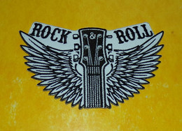 TISSU PATCH :   ROCK & ROLL   , DIAMETRE 9 CM , BON ETAT VOIR PHOTOS . POUR TOUT RENSEIGNEMENT ME CONTACTER. REGARDEZ ME - Ecussons Tissu