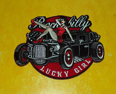 TISSU PATCH :   ROCKABILLY , LUCKY GIRL  , DIAMETRE 9 CM , BON ETAT VOIR PHOTOS . POUR TOUT RENSEIGNEMENT ME CONTACTER. - Ecussons Tissu