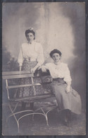 VIEILLE CARTE PHOTO - 2 YOUNG GIRLS ON ART DECO GARDEN BENCH - 2 FILLETTES SUR BANC ART DECO - Antiche (ante 1900)