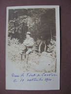 CPA PHOTO Commune De VAL DE TRAVERS Foret De Couvet 1910 Randonneur Promeneur Au Repos Fumant La Pipe RARE - Couvet