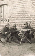 CPA - Militaria - Carte Photo - Trois Militaires Avec Mitraillette - Casque - Fusil - Guerre 1914-18