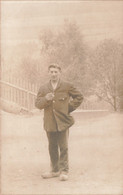 CPA - Militaria - Carte Photo - Identification Léon Debecker - Envoyé à Charleroi Nord - Personnages