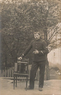 CPA - Militaria - Carte Photo  - Identification Henri Bienvenu - Envoyé A Peruwelez - Accordéon - Personaggi