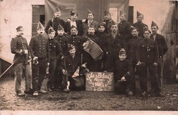 CPA - Militaria - Carte Photo  - Identification Ernol Van Branle - Les Belges Réunis à Noel - Accordéon - Groupe - Personajes