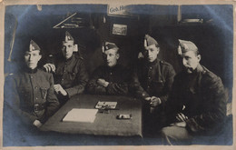 CPA - Militaria - Carte Photo  - Groupe Soldats Assis Autour D'une Table - Cigarette - Beret - Characters