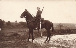 CPA - Militaria - Carte Photo  - Soldat à Cheval - Sabre - Fusil - Casque - Cheval - Personaggi
