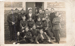 CPA - Militaria - Carte Photo  - Groupe Soldat - Beret - Pipe - Characters